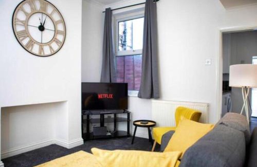 Selby Apartment | Heartwarming 3 BR Willow House with Free Parking