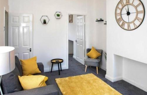 Selby Apartment | Heartwarming 3 BR Willow House with Free Parking