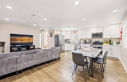 Westmont House | Heartwarming Family Stay 10 Min Walk to Pomona Valley Hospital