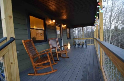Floyd Cabin | Heartwood♥ Cabin loft w/private HotTub, Hiking, Fishing, & Ziplines on 66 acres!