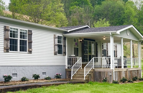 Abingdon House | Heartwood Farm Cottage on the Virginia Creeper Trail and The Holston River