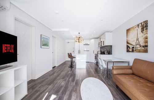 Redfern Apartment | Heated 1 bedroom on quiet street, walk to Central