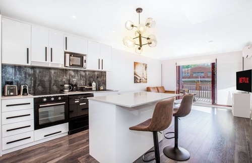 Redfern Apartment | Heated 1 bedroom on quiet street, walk to Central
