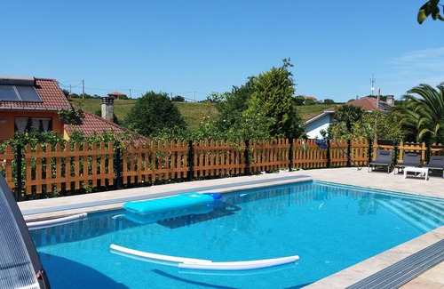 Quintueles Ski Chalet | HEATED SWIMMING POOL (all year round) 2 km Ñora beach, 9 Gijón- barbecue, fireplace
