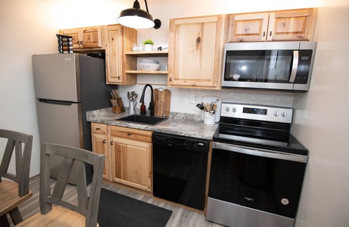 Seven Springs Condo | Heated outdoor pool, close to Ohiopyle, Falling water, and State park with beach