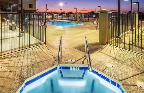 Chandler Condo | Heated Outdoor Pool + Hot Tub | Central Location