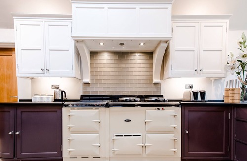 Dursley House | HEATED OUTDOOR POOL(SEASONAL)/LUXURY HOT TUB -SLEEPS 18 + 8 FAMILIES ONLY
