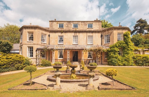 Dursley House | HEATED OUTDOOR POOL(SEASONAL)/LUXURY HOT TUB -SLEEPS 18 + 8 FAMILIES ONLY