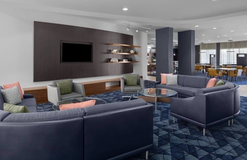 Oldsmar Hotel | Heated Outdoor Pool Stay in Tampa Oldsmar! On-site restaurant & Parking