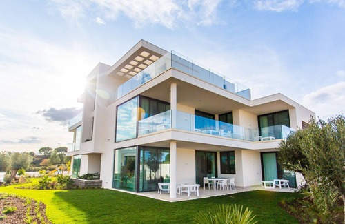 Vila Nova De Cacela Apartment | Heated pool, lush gardens, and air conditioning at Monte Rei.