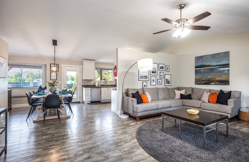 Charleston House | HEATED Pool- 15 min to Ski Slopes- Sleeps up to 20- Pickle Ball Court, Hot Tub