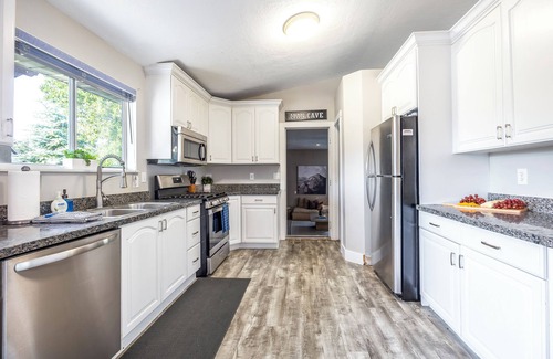 Charleston House | HEATED Pool- 15 min to Ski Slopes- Sleeps up to 20- Pickle Ball Court, Hot Tub