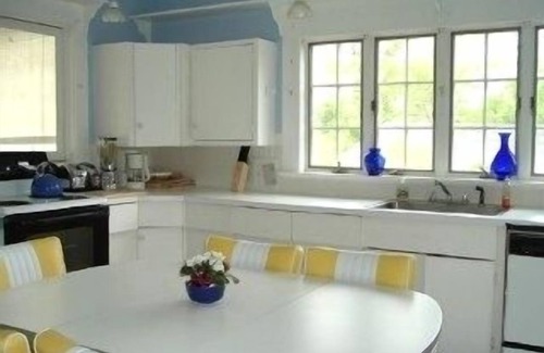 West Dennis House | Heated Pool, 5 bdrm, 3 sitting rooms, 2 porches, central air, ample parking