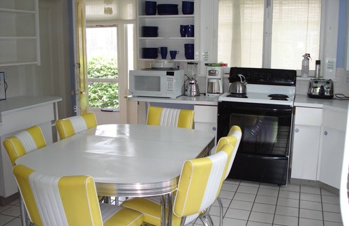 West Dennis House | Heated Pool, 5 bdrm, 3 sitting rooms, 2 porches, central air, ample parking