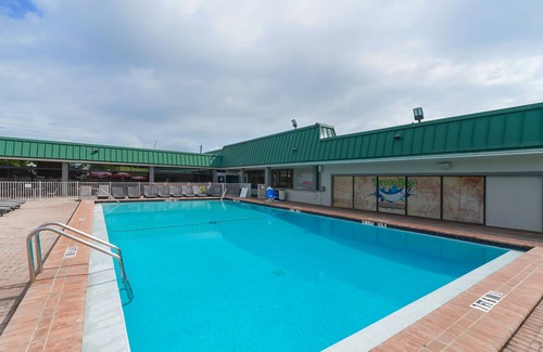 Trailer Estates Condo | Heated Pool, 70" TV, Waterfront Tiki Bar & Grill, On Marina
