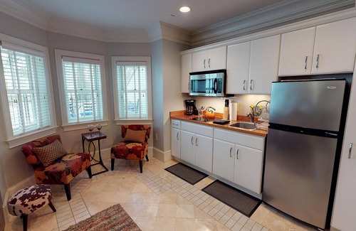 Savannah Victorian District Apartment | Heated Pool Access | 5*Clean | Flex Cancelation