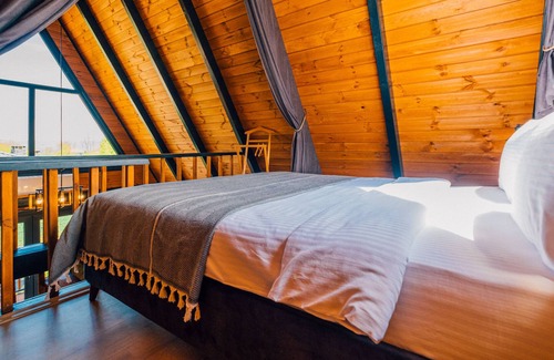 Yanik House | Heated Pool and Jacuzzi Bungalow