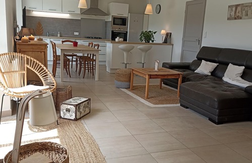 Menerbes Villa | Heated pool and renovated interior 360° view of Ménerbes and Lubéron