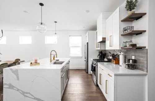 Fountain Square House | Heated Pool-Chefs Kitchen-Hot Tub-EV Charging-BBQ
