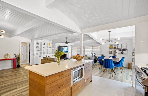 Valley Glen House | Heated Pool + Dog Friendly Gated 6 mi Universal.