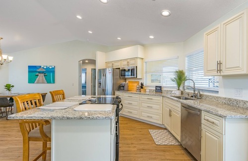 Trafalgar House | Heated Pool, GameRoom, EV Charger, Family Friendly