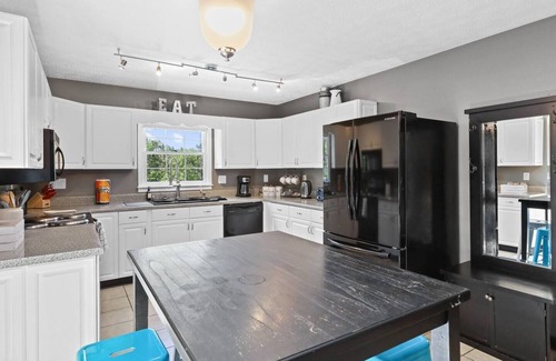 Mineral Bluff Cabin | Heated Pool, Hot Tub, King Bed Master