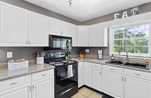 Mineral Bluff Cabin | Heated Pool, Hot Tub, King Bed Master