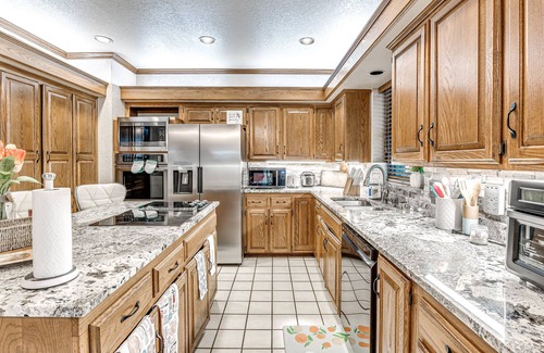 Wheatland House | HEATED POOL, HOT TUB, AMAZING TURF, GAMES GALORE LUXURY VILLA IN OKC