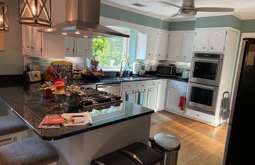 Augusta House | Heated pool-Hot tub-Dog friendly-3 Living spaces- 5BR; 4bath; 2mi to Master’s