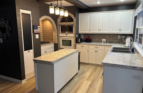 Niles House | Heated Pool, Hot Tub, ND, Wineries, Golf Courses