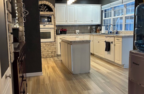 Niles House | Heated Pool, Hot Tub, ND, Wineries, Golf Courses