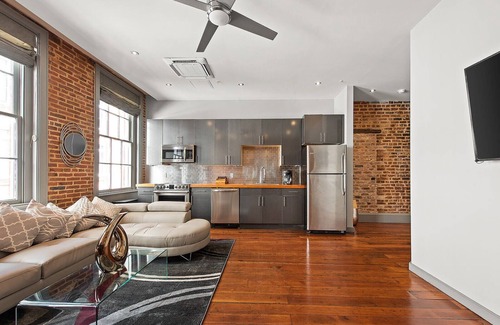 Central Business District Condo | Heated Pool, Hot Tubs, & Style Near French Qtr - Great for Families & Groups