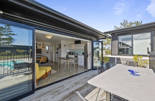 Mangawhai Heads Apartment | Heated Pool in the Heads Ultimate Holiday or Golfers Retreat with Air Con
