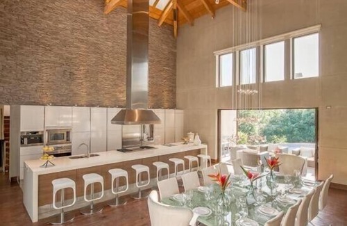 Antigua Guatemala House | Heated pool, Jacuzzi, up to 18 guests. 10 bedrooms and 12.5 baths, Netflix AC