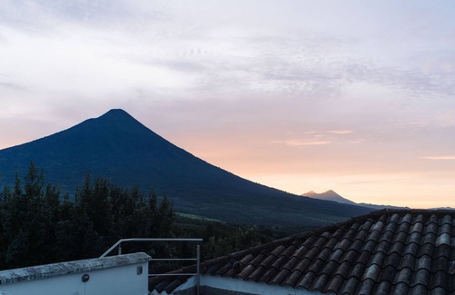 Antigua Guatemala House | Heated pool, Jacuzzi, up to 18 guests. 10 bedrooms and 12.5 baths, Netflix AC