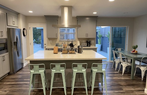 Downtown House | HEATED POOL & JACUZZI, QUIET, AIRY SPA LIKE BACKYARD, NEAR NEWPORT BEACH