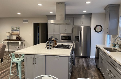 Downtown House | HEATED POOL & JACUZZI, QUIET, AIRY SPA LIKE BACKYARD, NEAR NEWPORT BEACH