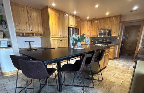 Page House | Heated Pool.Panoramic Views 4 Bed 2.5 Ba Central Location