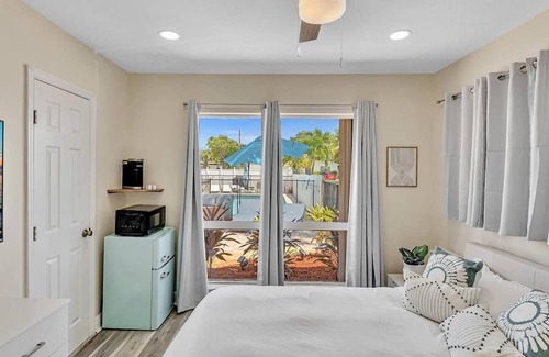 Coral Ridge Isles House | Heated Pool Parking BBQ. 2 Miles From The Beach!