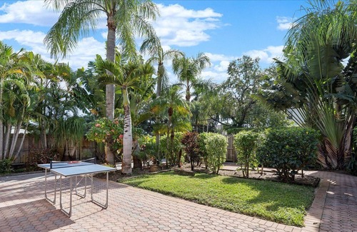 River Oaks House | Heated Pool Peaceful Garden Villa Resort Style