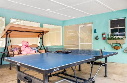 Grove City House | Heated Pool Pet Friendly Sleeps 9 Family