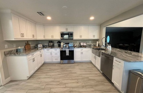 Town N County Park House | Heated Pool, Pickleball, basketball, putting green -3 King beds