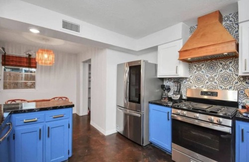 Westbury House | Heated Pool Retreat, OutdoorTV, BBQ & Cozy Gazebos