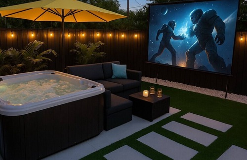 South Bradenton Villa | Heated Pool Sleeps 20! Hot Tub Outdoor Kitchen/Theater