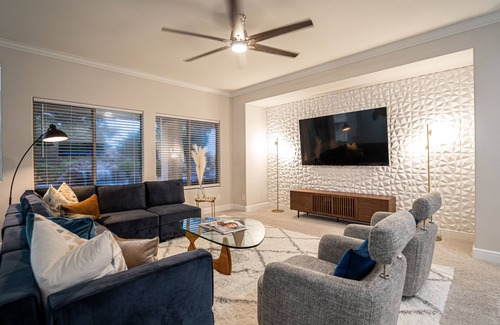 Queenland Manor House | Heated Pool/Spa. Putting Green. Ping Pong. Bikes. Family Fun.