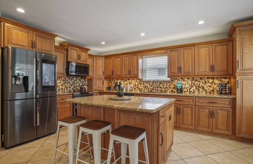 St. Augustine House | HEATED Saltwater POOL, Harry Potter, BBQ, Lake, Fishing, Gazebo, Games & Firepit