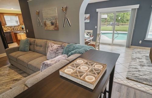 St. Augustine House | HEATED Saltwater POOL, Harry Potter, BBQ, Lake, Fishing, Gazebo, Games & Firepit