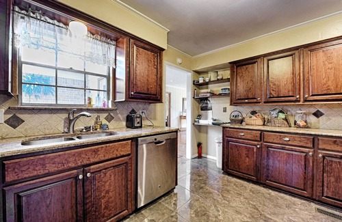 Las Colinas House | HEATED Swimming Pool, Hot Tub, 2 Game Rooms, Arcades, pool table, pingpong table