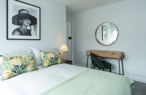 Winshill House | Heath House - Stunning 3-bed home with parking