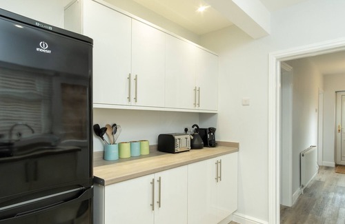 Winshill House | Heath House - Stunning 3-bed home with parking
